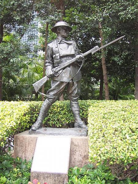 第一次世界大戦中、香港を防衛したイギリス軍兵士の塑像でした。