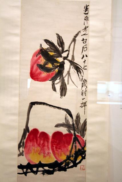 齋白石（Qi Baishi 1864-1957）「壽桃圖（Peaches）1947年作」桃は、大変貴重で、縁起の良い食べ物とされ、寿命を延ばすということで誕生日の席でしか食べることができなかったそうです。