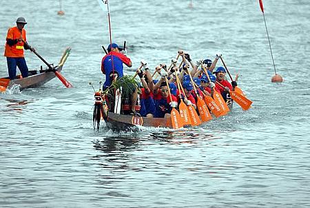 毎年、旧暦の端午節に行われる、香港内のドラゴンボートレースのメインレースともいえる「赤柱（スタンレー）大会」は参加チームも国際色豊かです。
