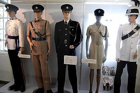 廊下には歴代の警視総監の名前の書かれたプレート、顔写真、歴代の制服、徽章やボタンなどが展示されています。