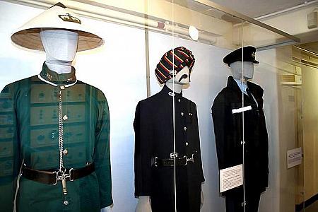 廊下には歴代の警視総監の名前の書かれたプレート、顔写真、歴代の制服、徽章やボタンなどが展示されています。