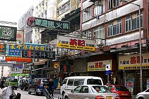 建物が低いとはいうものの、低いビルでも、香港名物！？の看板はこの通り。ちゃんとかかっています。