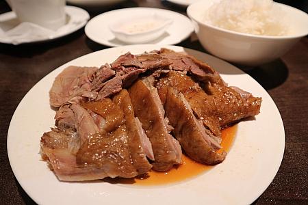 香港を代表する潮州料理の名店「阿鴻小吃」。市内へ行かずとも空港で名物料理を食べられます。