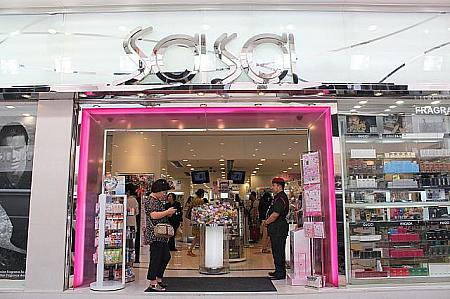 激安コスメショップや韓国の化粧品ブランドが並ぶ