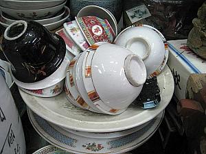 手前の茶碗のデザインはかなり珍しいです。結構価値がありそう。