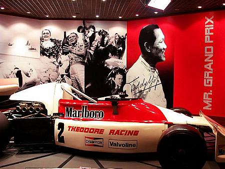 テディ・イップ氏の写真とそのレースカー 
