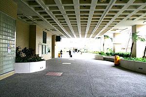『李作権大道』と呼ばれる、渡り廊下。長いシェイプのキャンパス内をつなぐこのオープンの渡り廊下は、休み時間の学生がおしゃべりや休憩に集まる場所でもあり、学生によるイベントやパフォーマンスなども行われます。ちなみに、この廊下は4階部分になります。