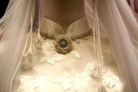 白い美しいウェディングドレス