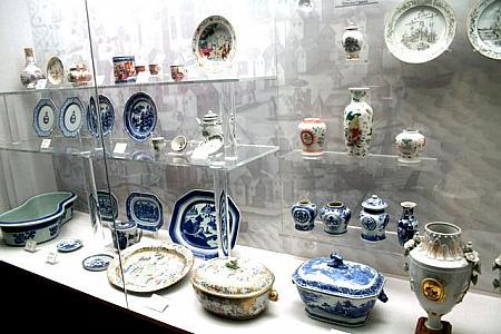 皿の展示。中国人とキリストが一緒というのはユニークです