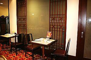 中華料理店には珍しく二人席が用意されています。