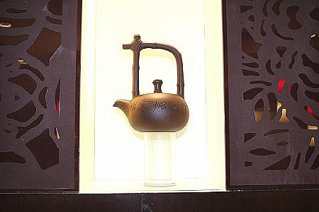 潮州名物「工夫茶」（コンフー・チャ）のポットをあしらった壁の装飾。