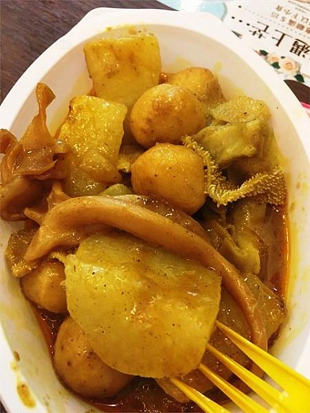 咖喱什錦（カレー煮の盛り合わせ）<br>モツと魚団子のカレー煮込みです。ピリ辛な味が胃袋を刺激して、食欲をわかせます。