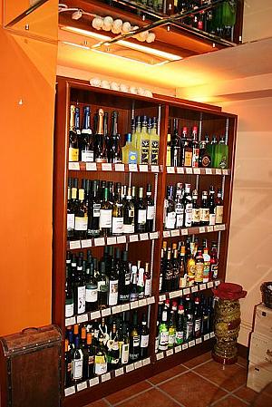 ワインの棚。 
