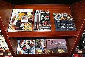 イタリア料理の本や写真集もありました。