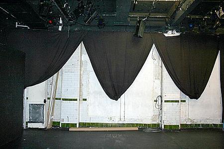 舞台横の壁。