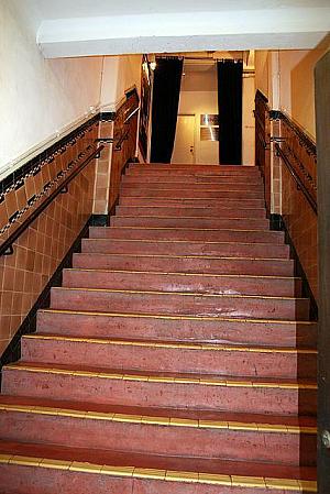 階段をあがって2階へあがります。
