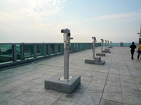 屋上にある望遠鏡は無料で使用できます。