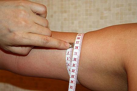 2回目の施術を終えて、最終的に右腕28cm→27cm、左腕28.5→27.5cm　
に！