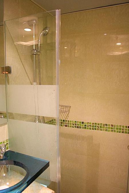 バスルームも、スタンダード・ルームより広く、シャワーブースがきちんとガラスで仕切られています。