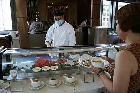 新鮮さが売り物の生モノ系は、入ってすぐのコーナーに。やっぱり、香港のビュッフェでもお寿司やお刺身のコーナーは人気がありますね。