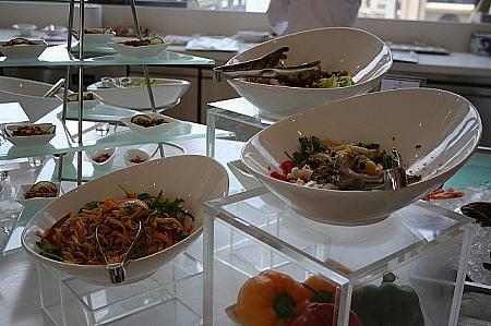 サラダ類のコーナー。最近のヘルシー志向で、サラダの人気は急上昇。中華料理には生野菜の料理がないので以前は生野菜はあまり人気がなかったのですが、ここでもたくさんの種類が用意されています。