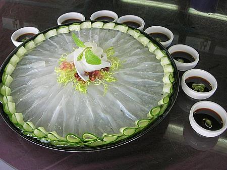 こんな大皿にずらりと並んだ大きめの切り身は、鮮度を保つため氷を引いてあります。（８人前）