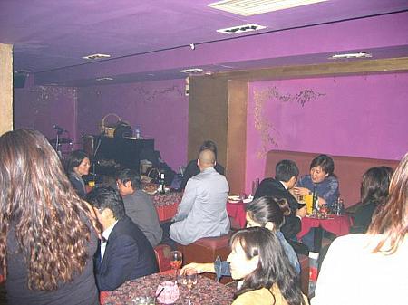 Co-Tats'バンドのライブがあるので、この日のお客は殆どが日本人でした。だんだんとお店が満員状態になってきました。