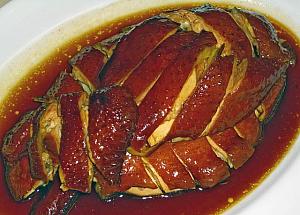 「鼓油皇浸鶏」<BR>Simmered chicken in spiced soy sauce\n　 $128（ハーフ）／$238（1匹）