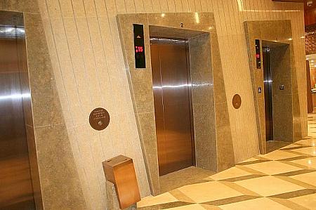 エレベーターの入口も斜めに見えます。