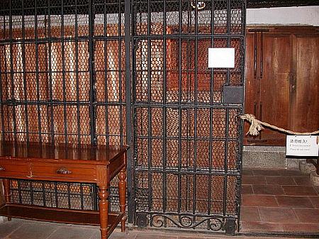 貴金属類がある部屋は、牢屋のような鉄柵のドアで厳重に管理されていました