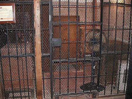 貴金属類がある部屋は、牢屋のような鉄柵のドアで厳重に管理されていました