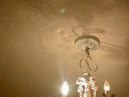 アメリカ製のシャンデリアを使って、天井の壁紙の美しさを引き出すようにしています