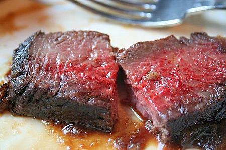 お肉が新鮮だから、焼き具合はミディアムで十分。