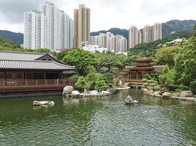 庭園の背景には香港らしい高層マンションが並ぶ