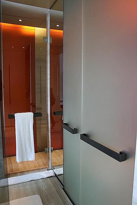 洗面台とシャワールームは透明なガラスで囲まれたオープン式。