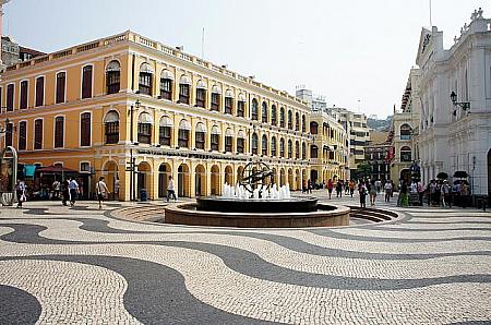 広場の周囲はヨーロッパ風の建物