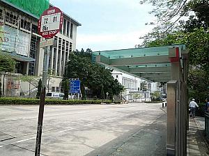 バス停の前には北九龍裁判署があります