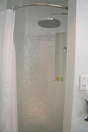 バスタブは有りませんが、トイレ、シャワーブース、洗面台がコンパクトに分かれているので使いやすいです。