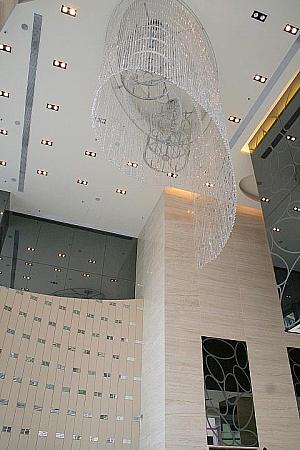 ロビーは天井が高く、螺旋を描いた豪華なクリスタルのシャンデリアが印象的です。ガラス張りなのでさらに空間が広々と感じられます。