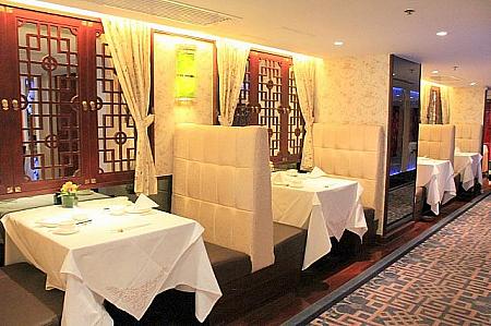 伝統的な中華レストランには珍しい少人数用のテーブル