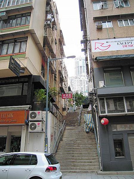 狭い道も階段もあります