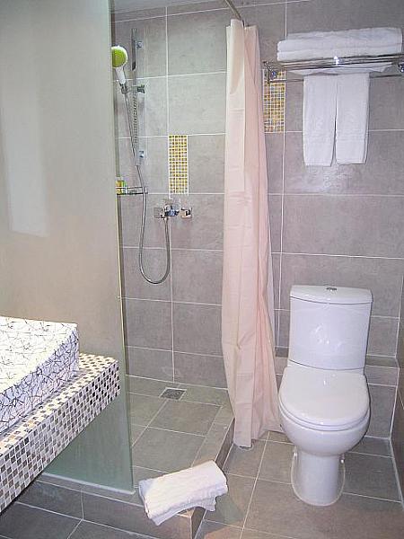 バスタブはありませんがシャワーブースとトイレは分かれています。