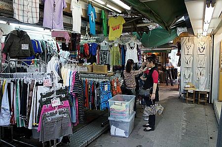 子供、女性用のカジュアルウェア。1枚たった数百円ほどのＴシャツやパンツなど、部屋着やエクササイズにぴったりの洋服がいっぱい。
