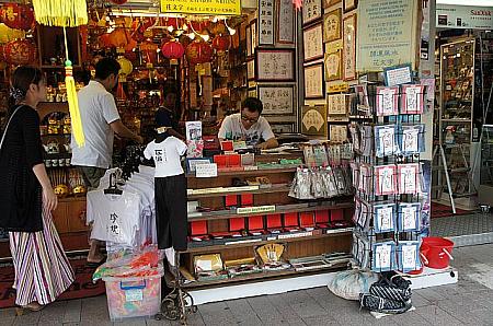 マーケット内には花文字を描いてくれるお店がたくさんあります。香港旅行の記念になること間違いなし。