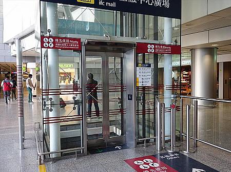 ×　インタウン・チェックインカウンター両脇にあるこのエレベーターは使用しないほうが無難。