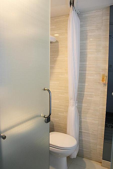シャワーブースは使用時にカーテンをします