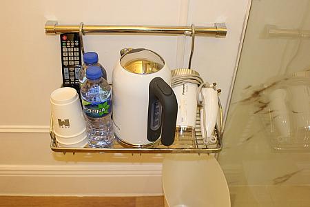湯沸かし器、コップ、無料の水、ヘアドライヤーとテレビリモコンのセット。