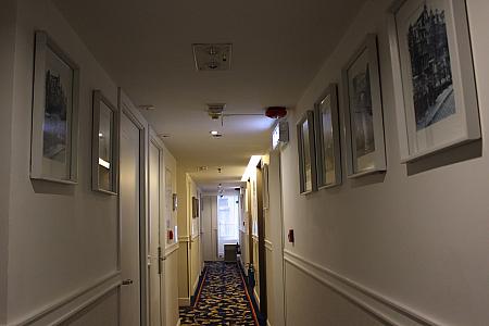 お部屋までの廊下はこんな様子です。