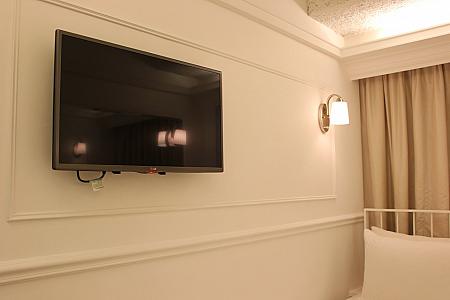 テレビは壁に備え付け。