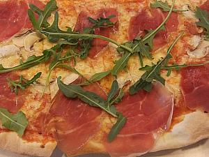 ピザにのっているスペインハムは塩加減が絶妙です